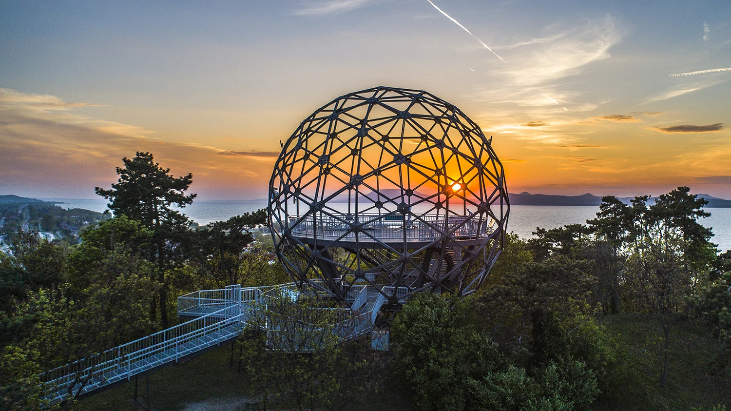 A balatonboglári Gömbkilátó naplementében